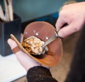 Ostronöppnar set i läder