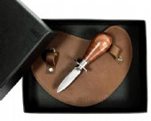 Ostronöppnar set i läder