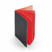 Svart anteckningsblock med färgat papper.