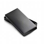 Nyckelring i kombination av metall och vävband.