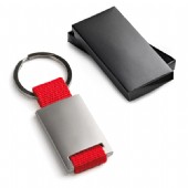 Nyckelring i kombination av metall och vävband.