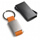 Nyckelring i kombination av metall och vävband.