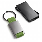 Nyckelring i kombination av metall och vävband.