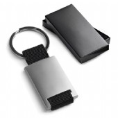 Nyckelring i kombination av metall och vävband.