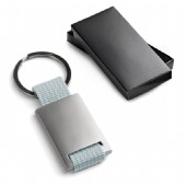 Nyckelring i kombination av metall och vävband.