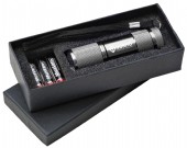 ficklampa i eloxerad aluminium i presentask.