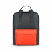 svart ryggsäck med framficka i fem olika färger.