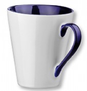 Vit keramikmugg med kontrastfärg på insida och handtag