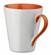 Vit keramikmugg med kontrastfärg på insida och handtag