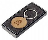 Rund nyckelring med gravyr i bokträ