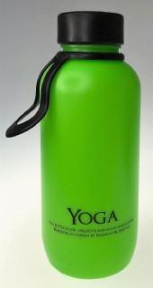 Flaska i bioplast med lock och bärrem i svart eller vit