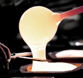 Kristallblock med troll på baksidan.