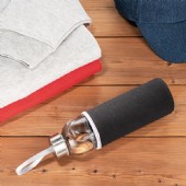 Glasflaska med mjukt färgat fodral.